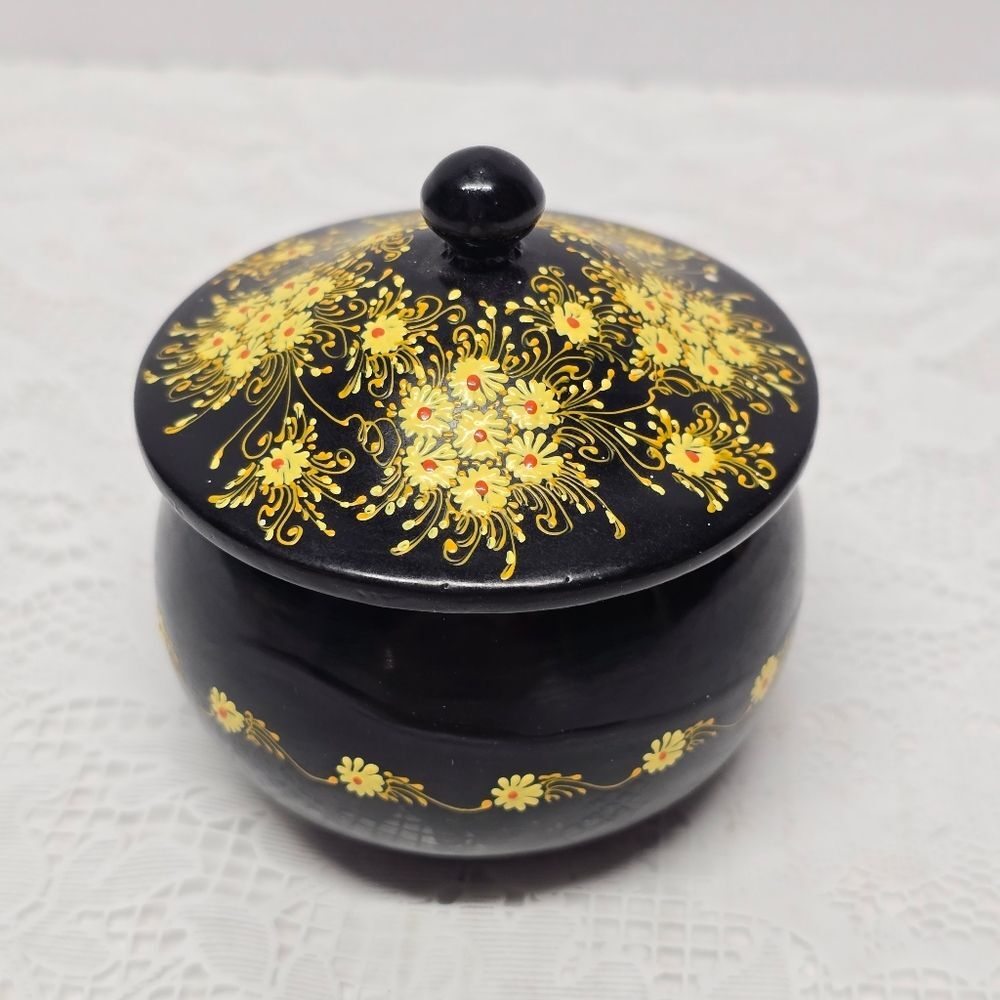 Vintage 60s Floral Daisies Hand Painted Black Lacquered Round Trinket Box - Picture 5 of 13